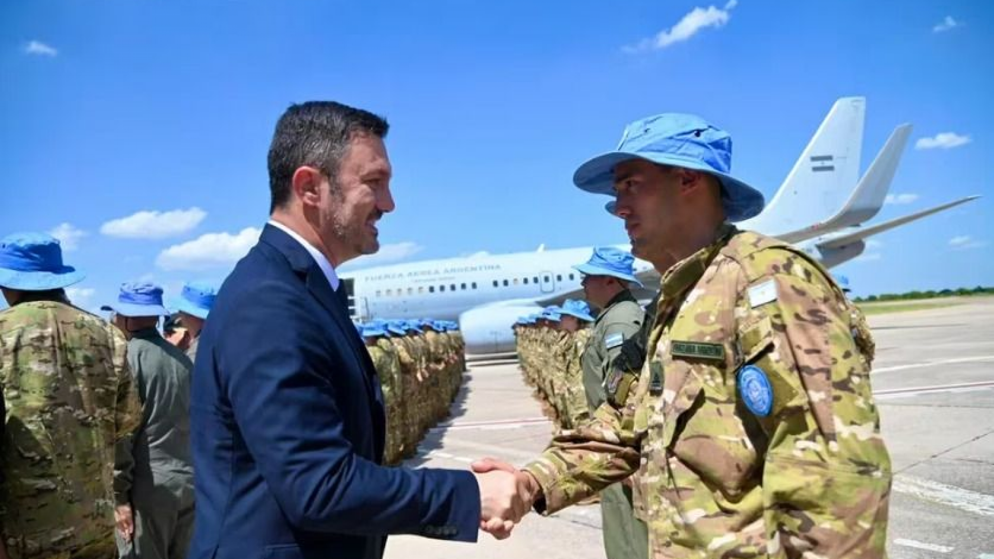 Milei dejó mal parado a Petri con un aumento que esperaban los militares
